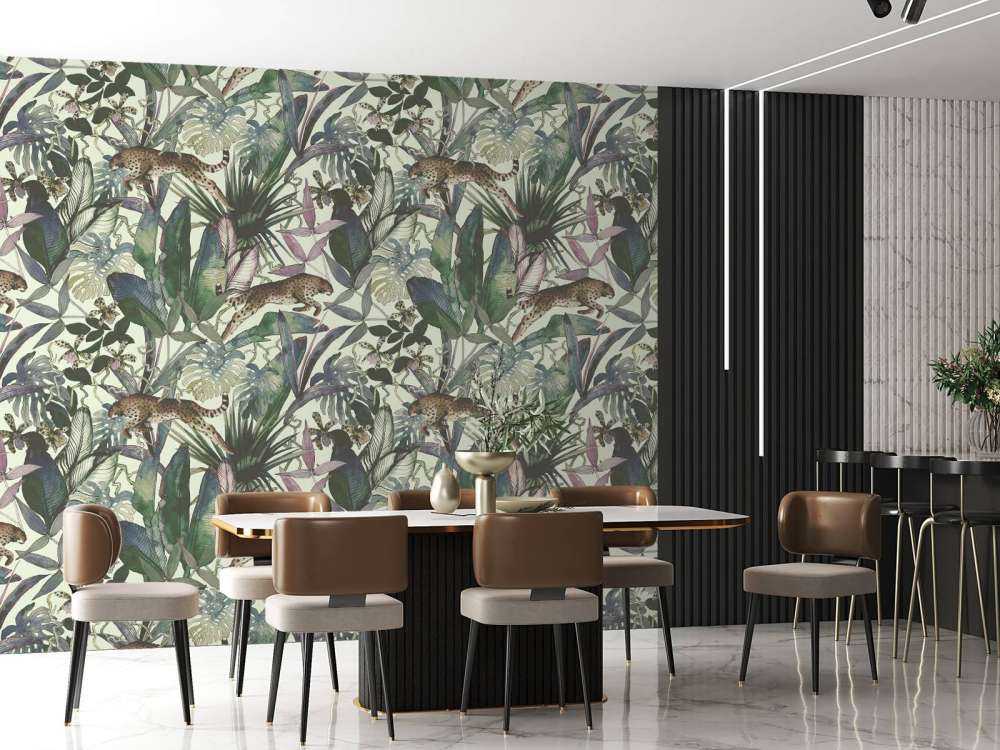 Guépard entre les feuilles tropicales