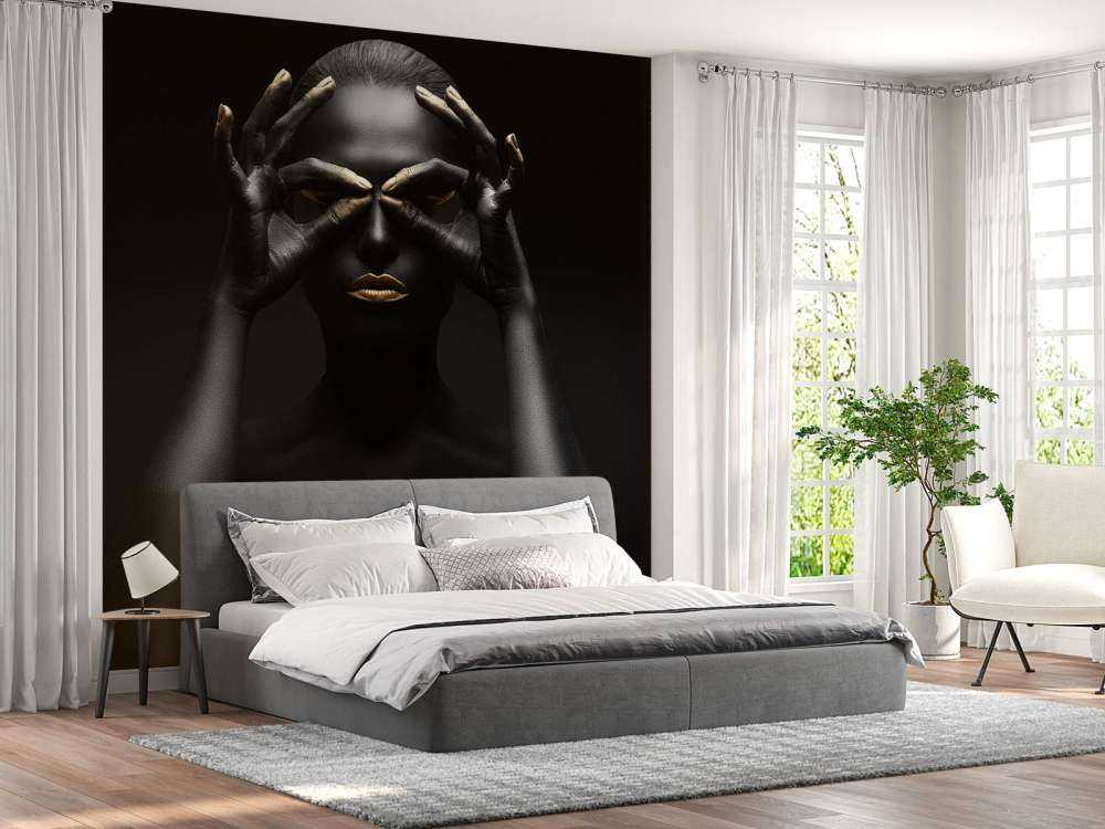 Femme peinte en noir