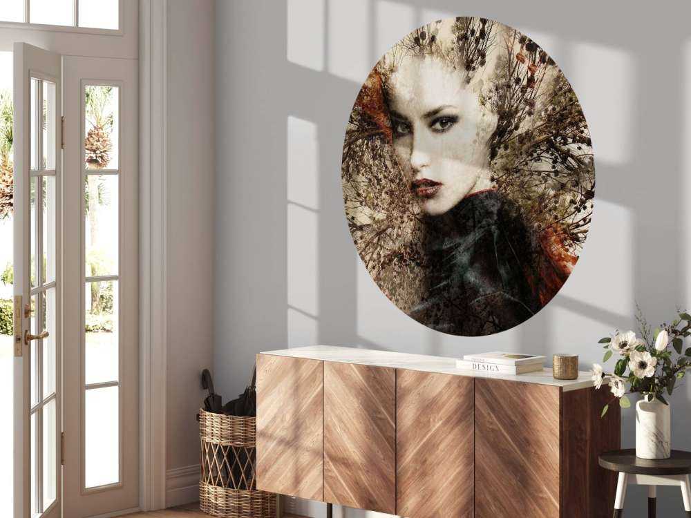 Femme et branches gracieuses