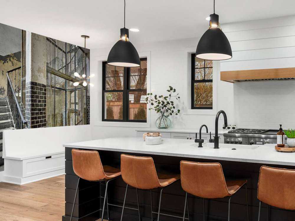 Ancienne cage d'ascenseur avec escaliers