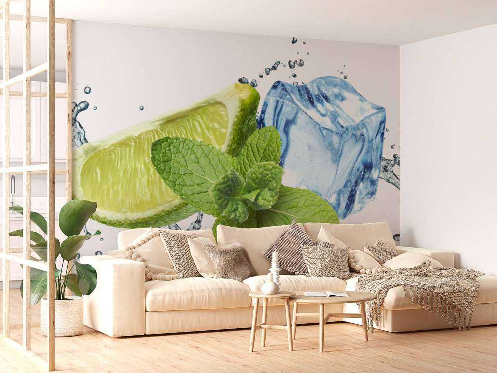 Éclaboussure de l'eau avec de la menthe et de la chaux