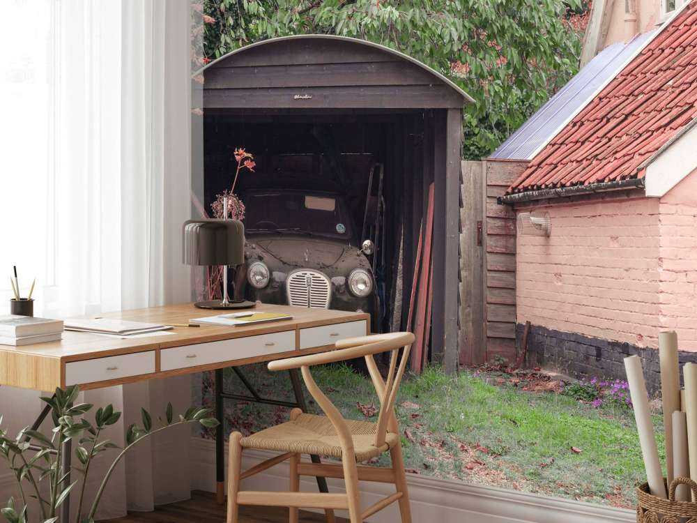 Voiture classique dans le garage de la vieille maison.