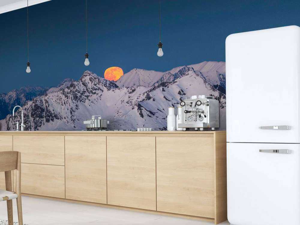 Pleine lune au-dessus des sommets alpins