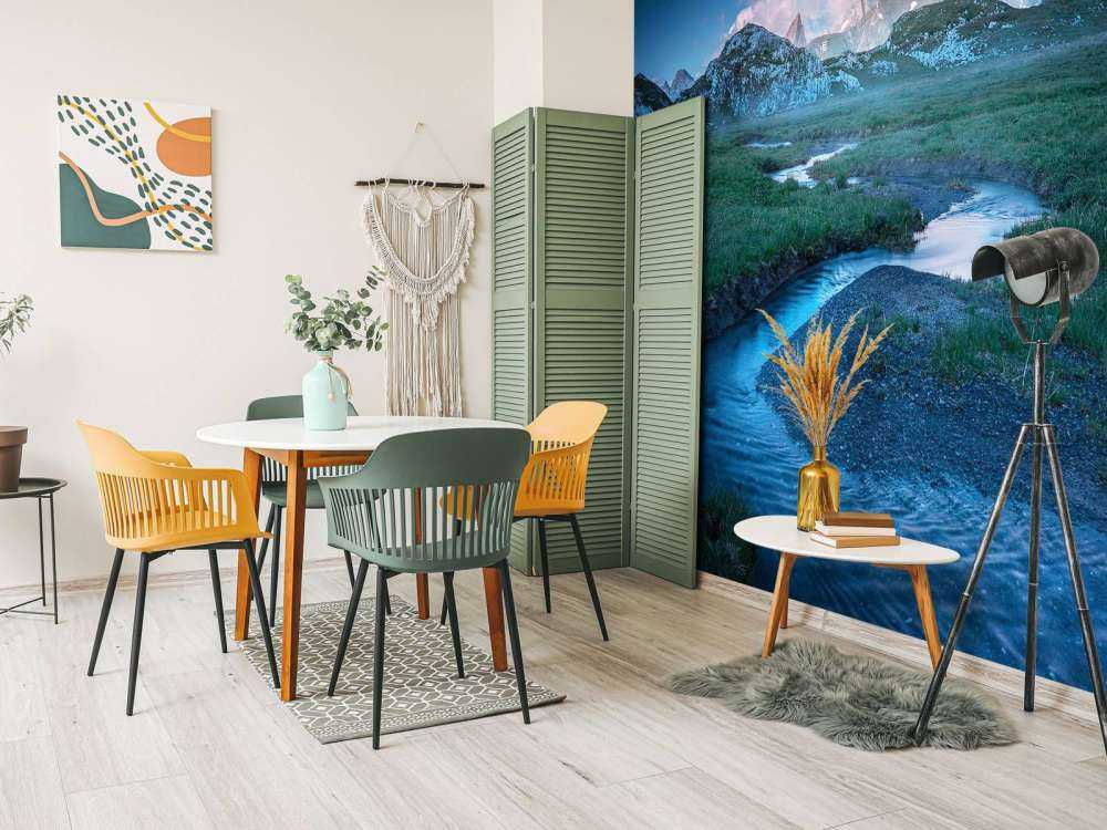 Lumière du soir sur la vallée de montagne avec ruisseau