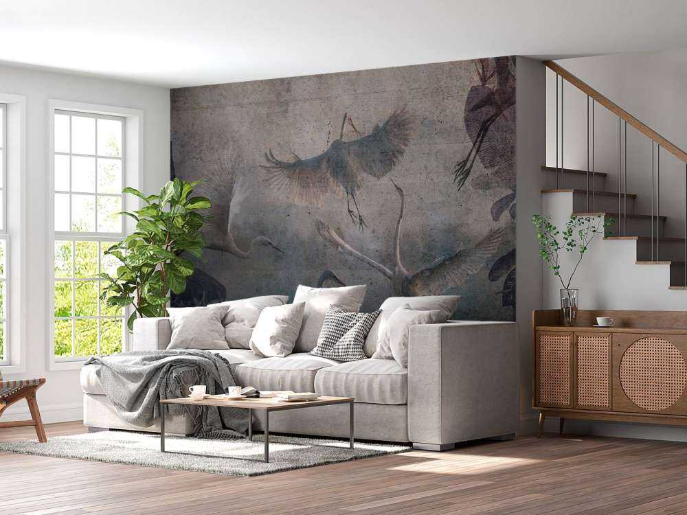 Hérons volants dans le bleu crépusculaire