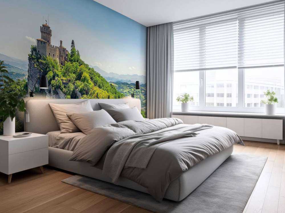 Château de montagne au-dessus des collines verdoyantes.