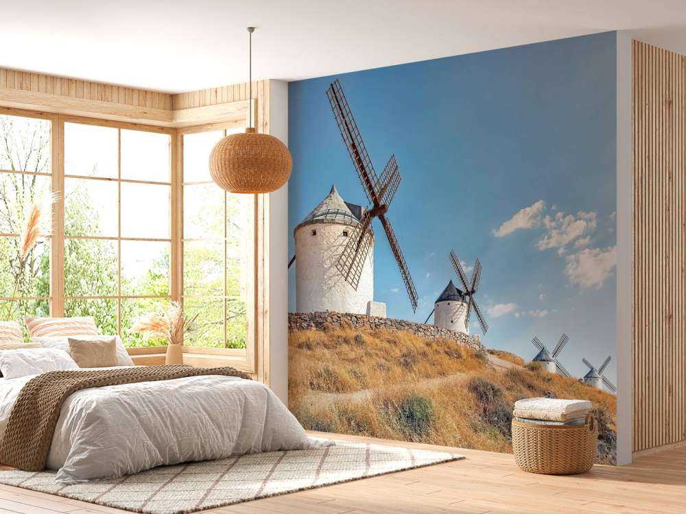 Colline d'été avec des moulins à vent blancs