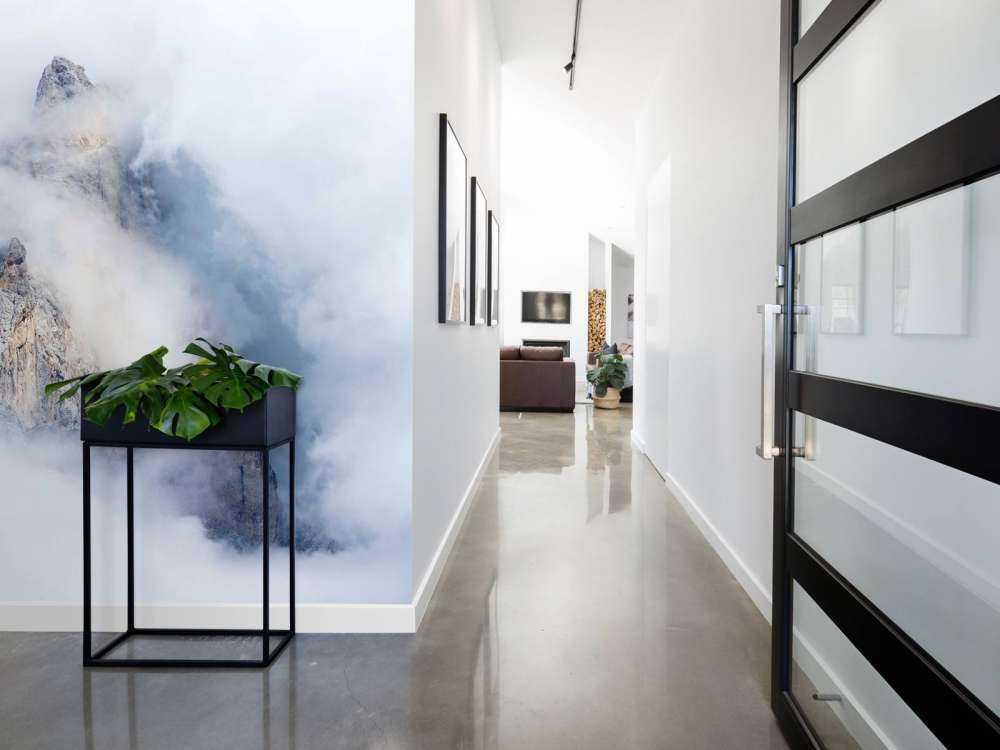 Cimes de montagne cachées dans le brouillard