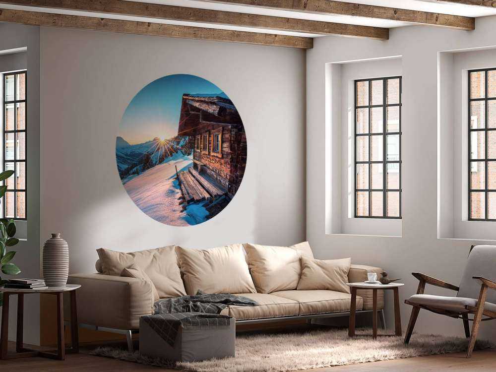 Ciel du matin près d'une cabane alpine en bois.