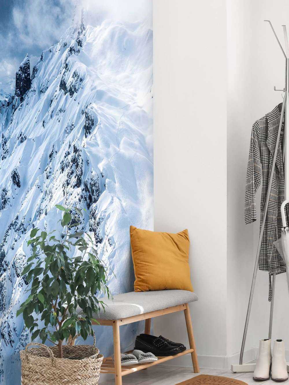 Crêtes de neige sous des nuages ​​orageux