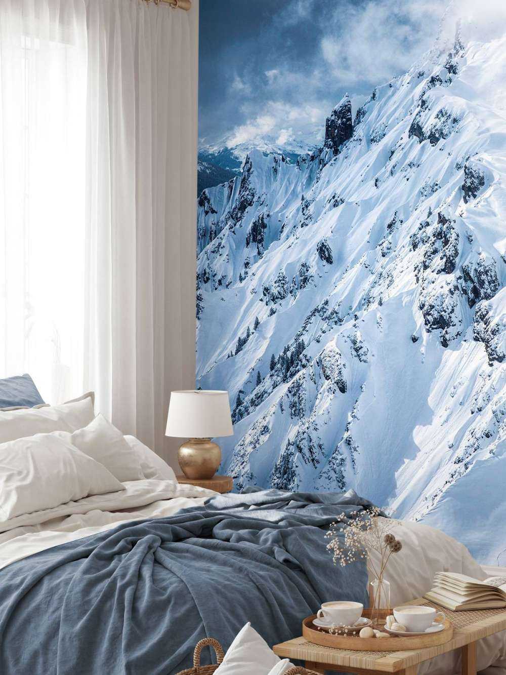 Crêtes de neige sous des nuages ​​orageux