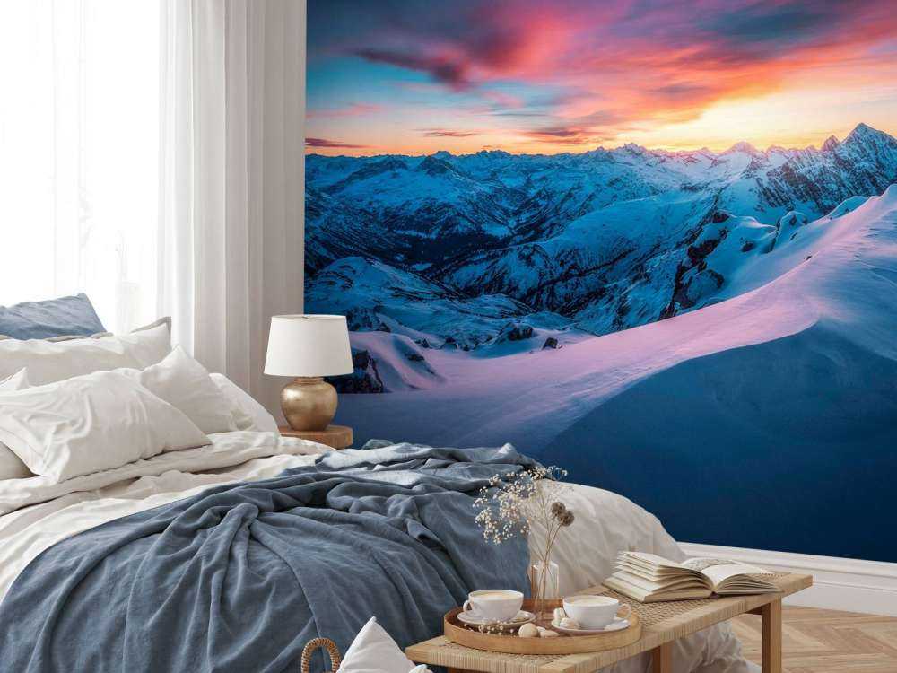 Sommet enneigé à l'aube ardente