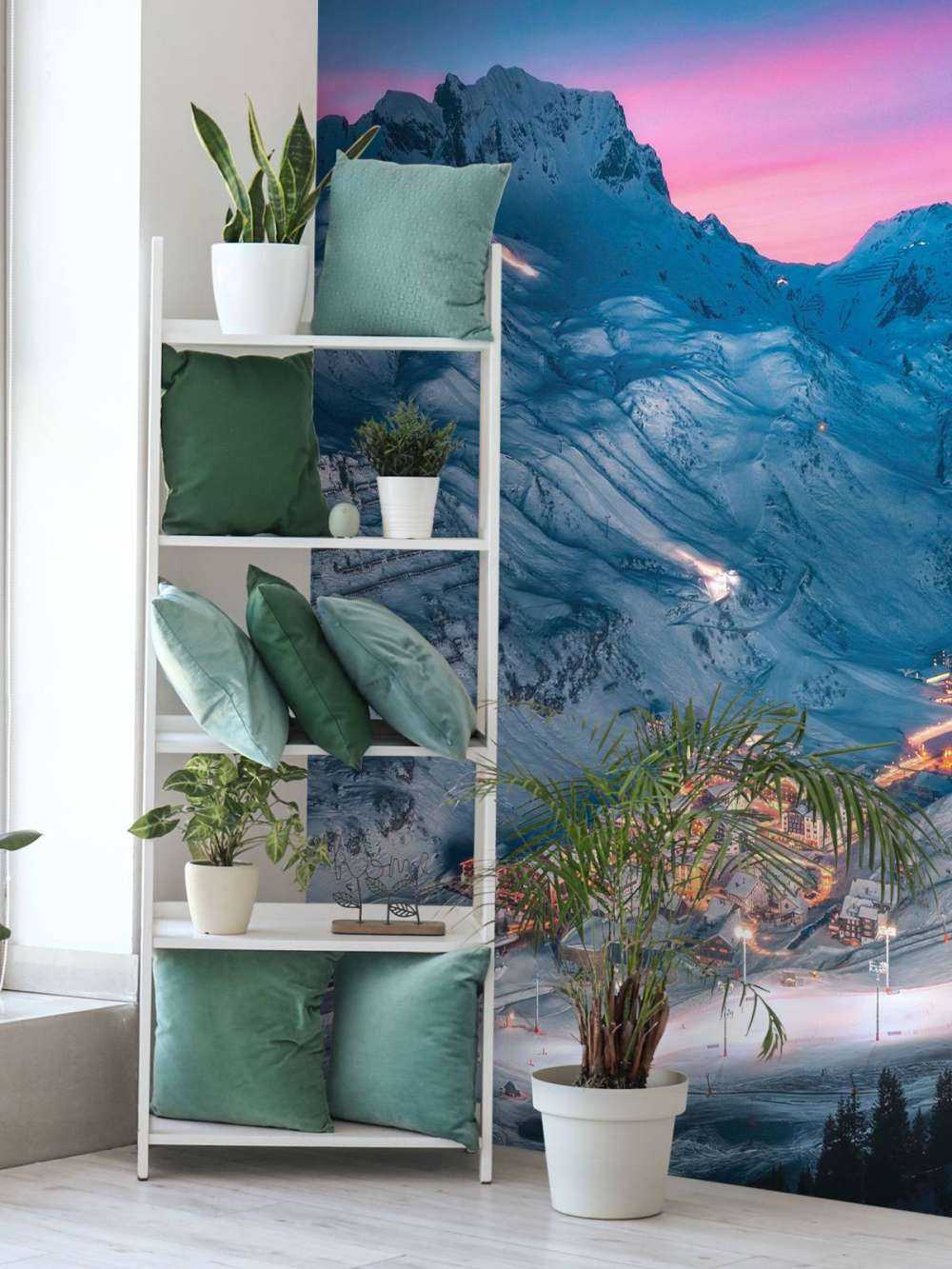 Village enneigé sous un ciel du soir violet