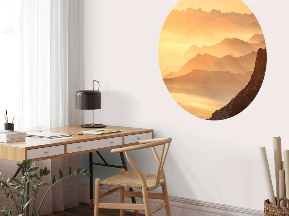 Éclat doré sur les couches de montagnes