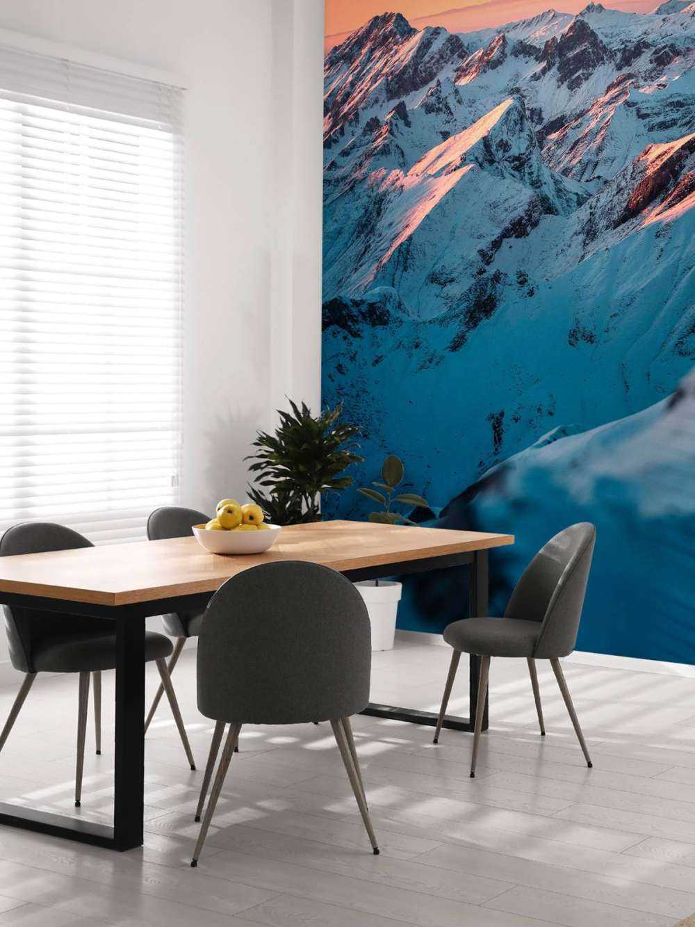 Montagnes de neige sous un ciel du matin rose