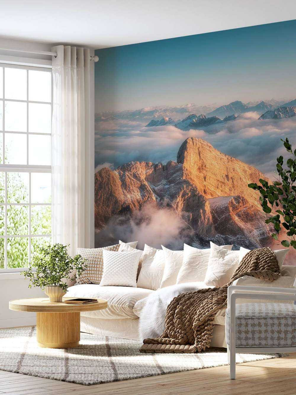 Sommet de montagne doré dans la brume du matin.