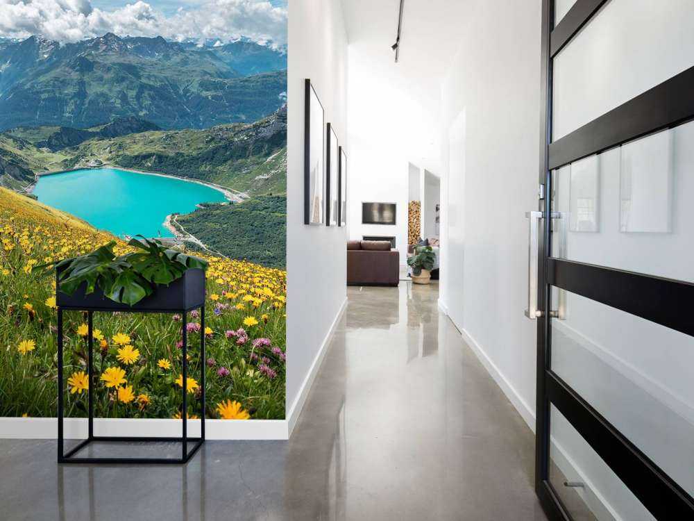 Champ de fleurs au-dessus d'un lac de montagne turquoise