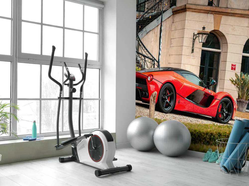 Ferrari laFerrari devant une villa de luxe