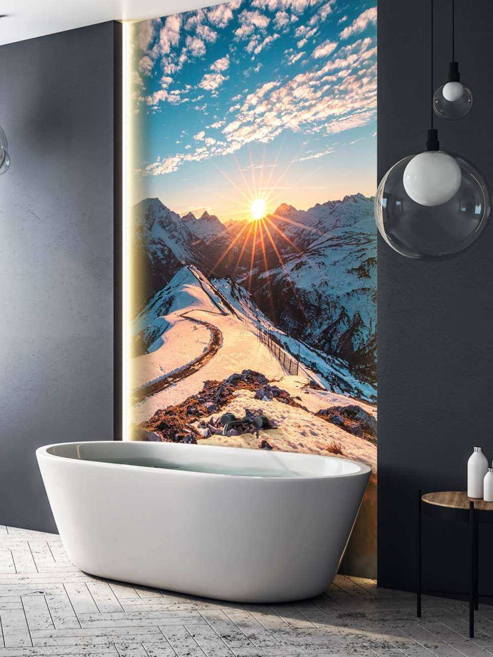 Sentier sinueux sous le soleil de montagne enneigée.