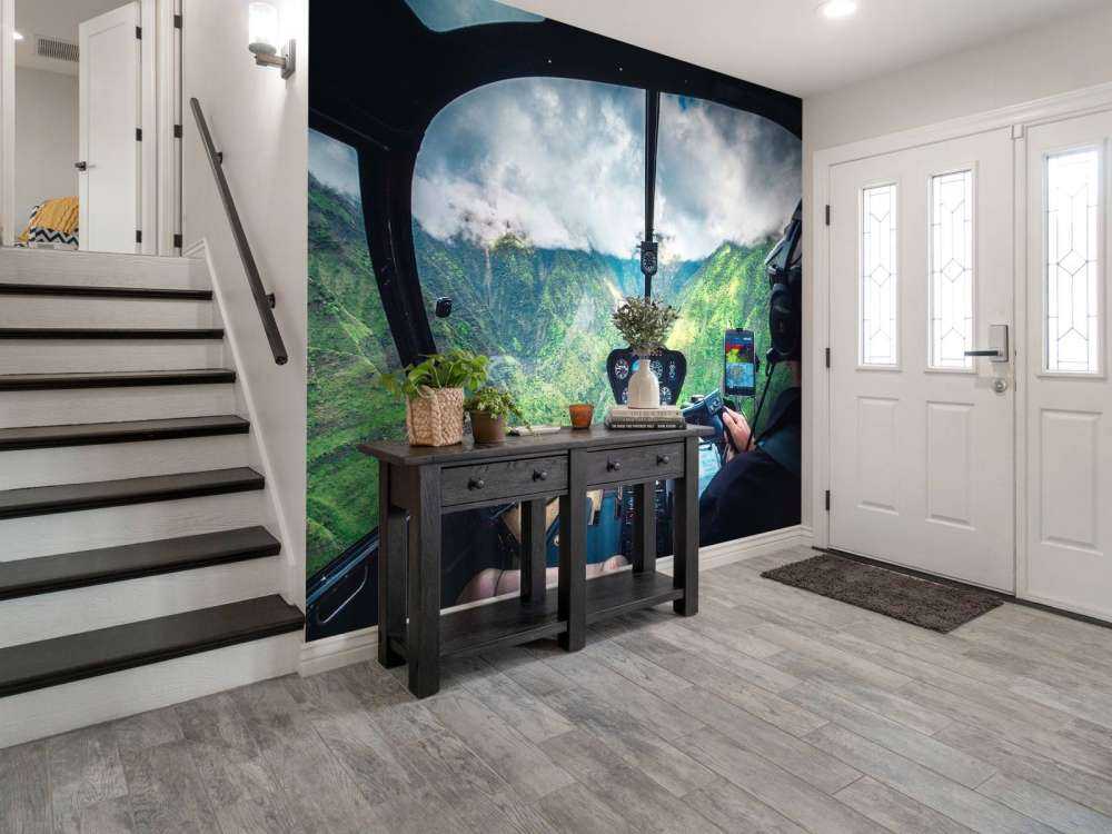 Vol en hélicoptère au-dessus d'une vallée de montagne tropicale