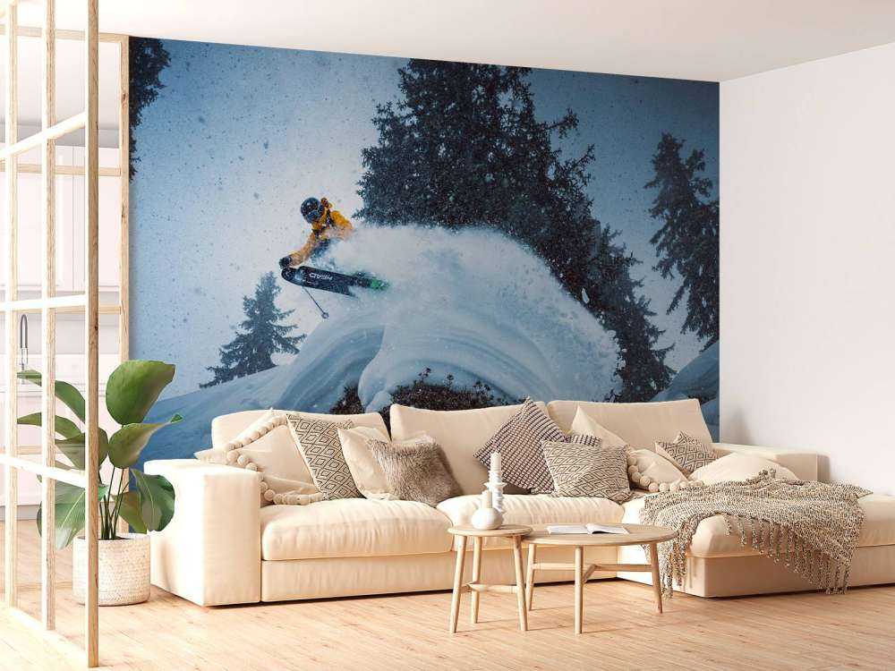 Saut dans une tempête de neige entre les sapins