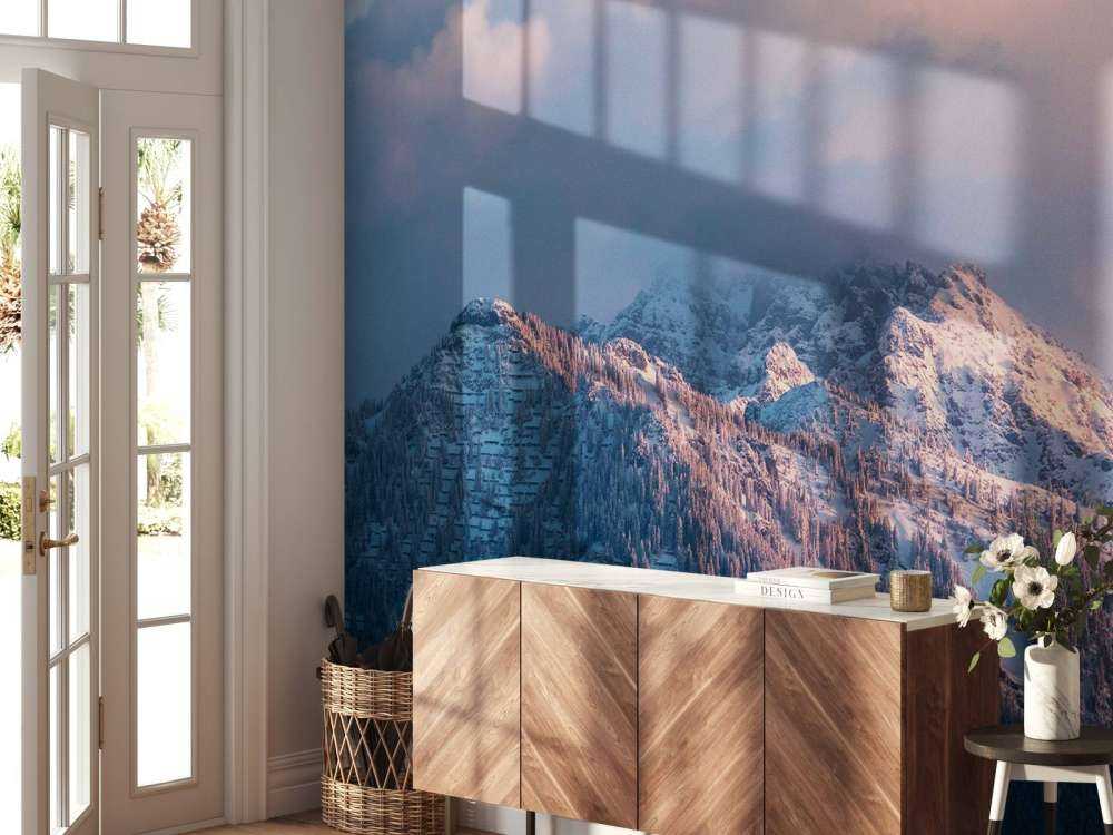 Lumière d'hiver rose sur les sommets des montagnes