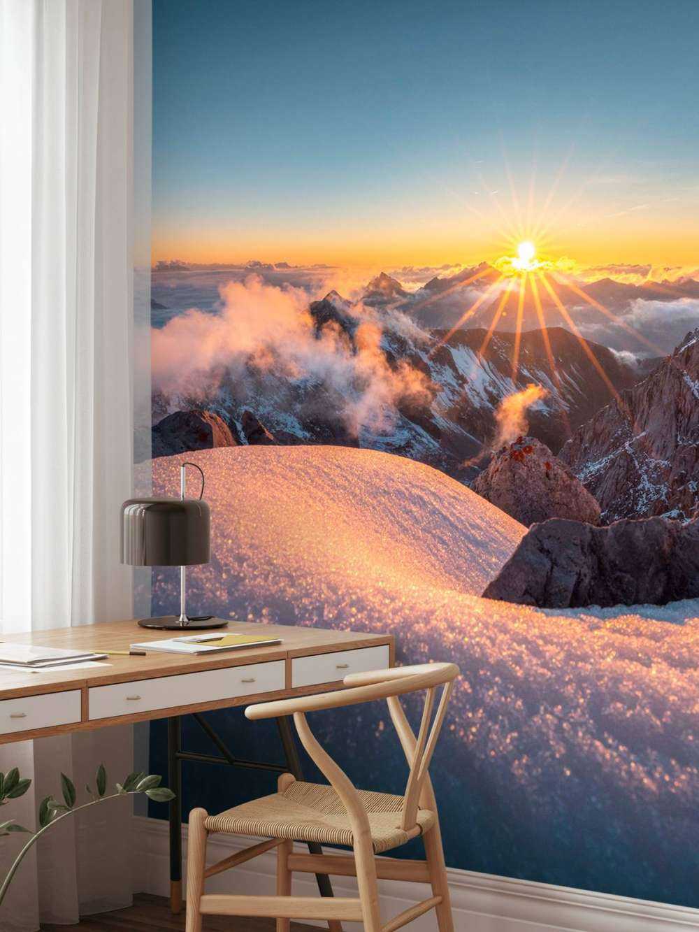 Soleil d'or sur les sommets des montagnes