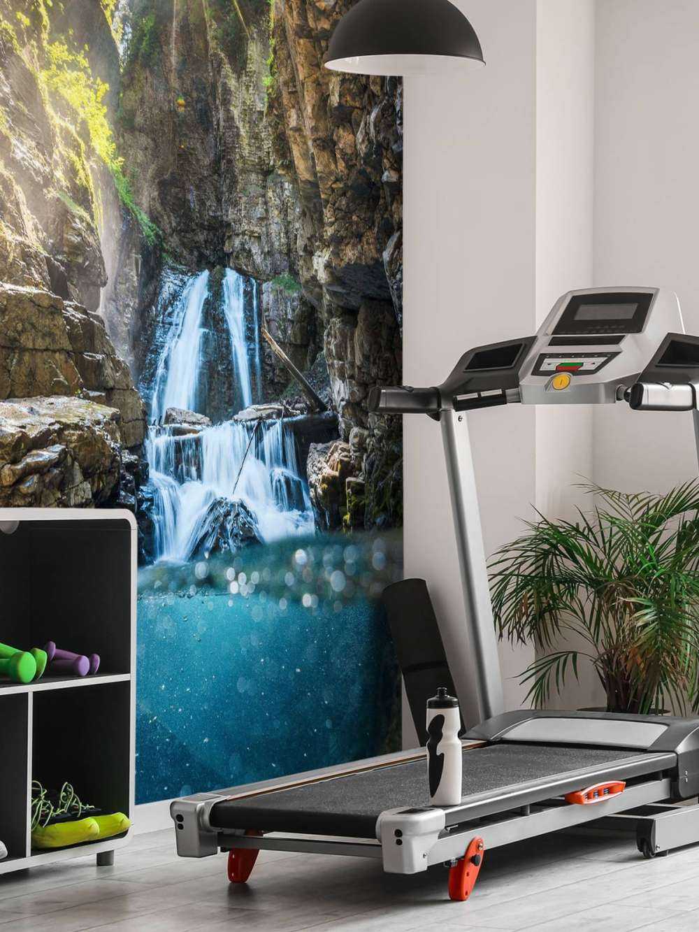 Lumière du soleil sur la cascade de montagne