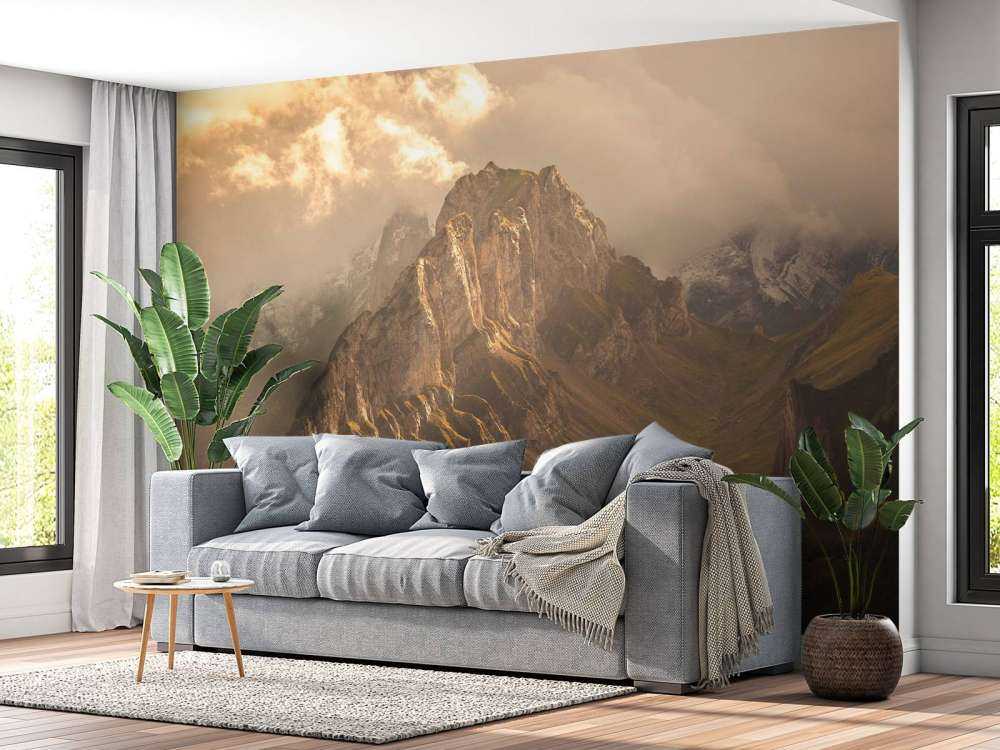 Lumière dorée sur une crête montagneuse capricieuse