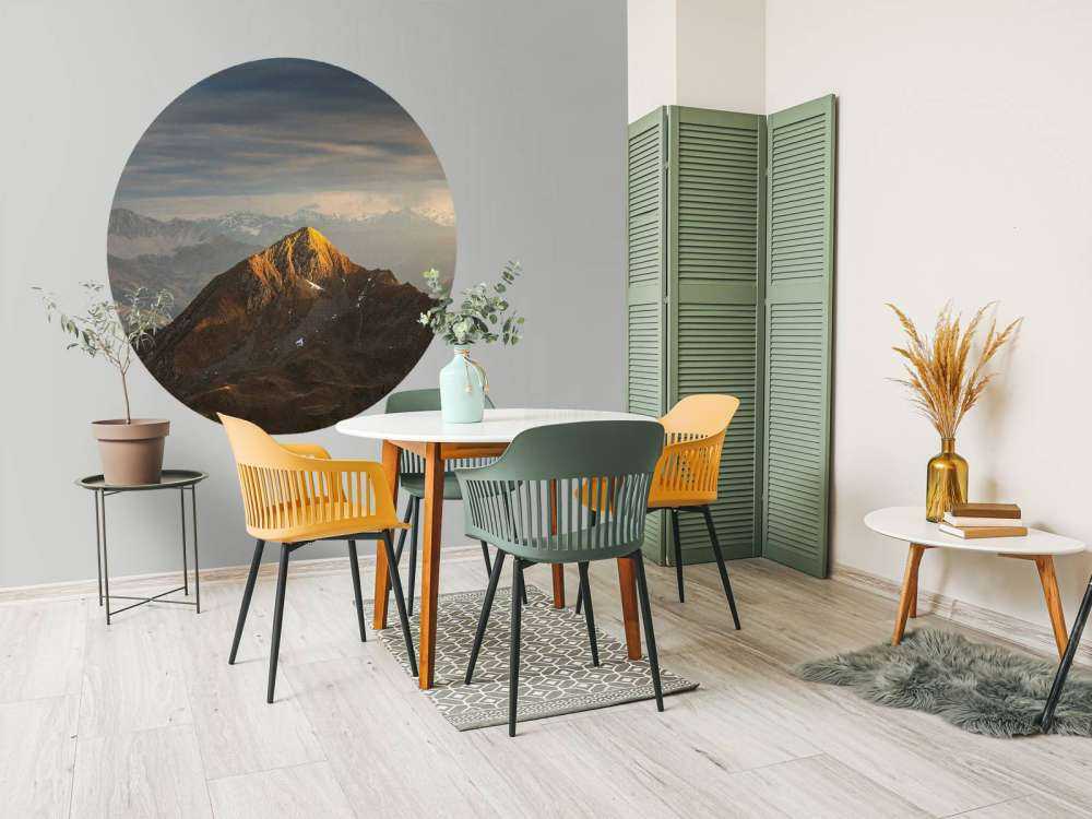 Lumière dorée du soleil sur le sommet de la montagne au lever du soleil.