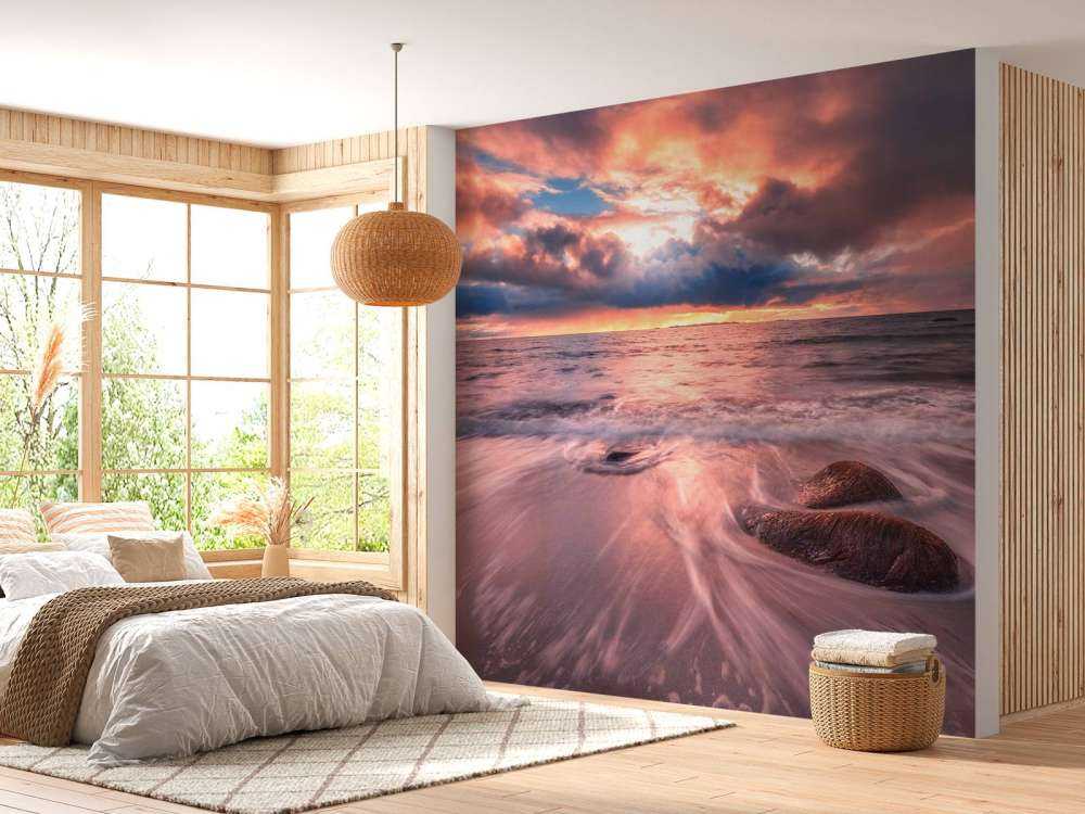 Ciel d'orage au-dessus des vagues calmes