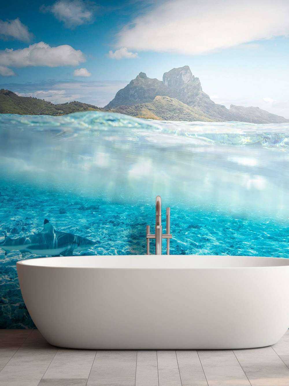 Requins de récif dans la lagune turquoise.