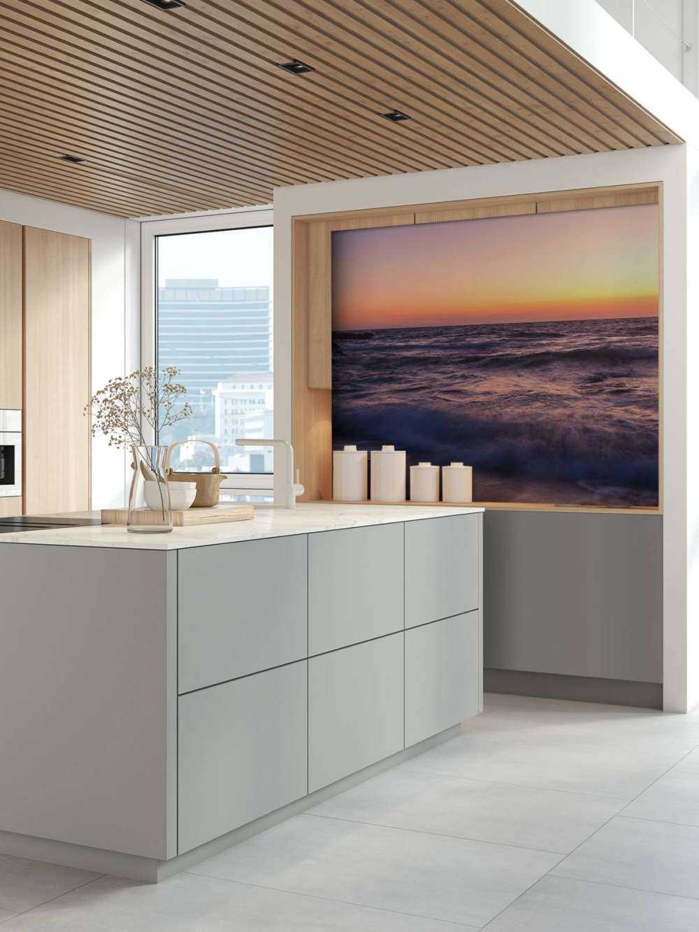 Lumière de lune sur des vagues violettes au coucher du soleil.