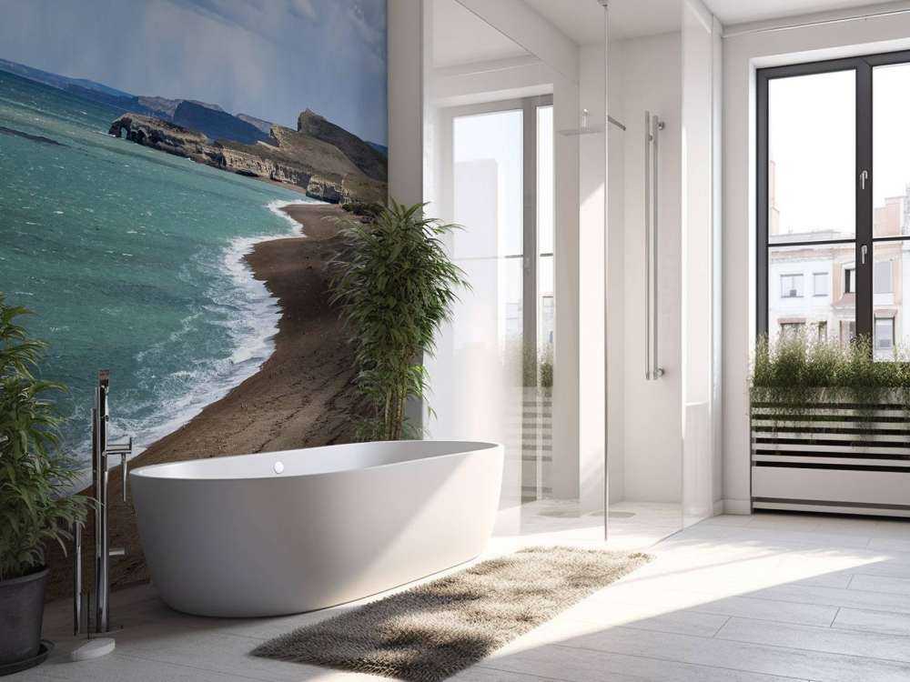 Côte escarpée avec mer turquoise.