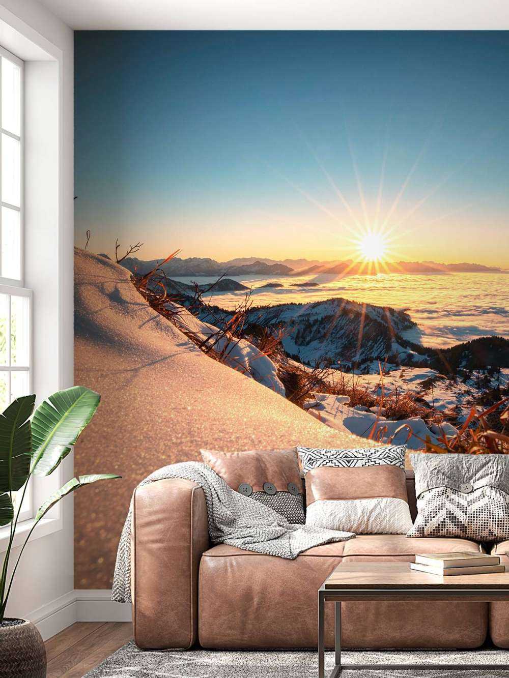 Lumière du soleil sur une pente alpine enneigée.