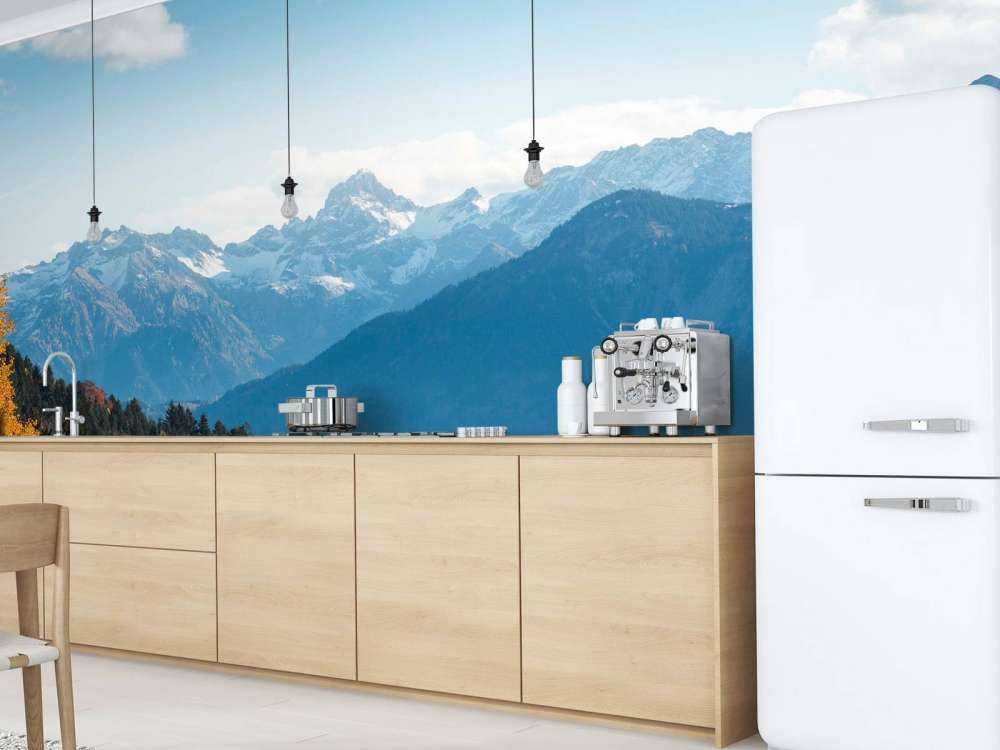 Couleurs d'automne pour les sommets enneigés.