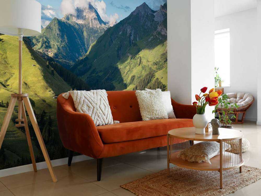 Lumière estivale sur une vallée alpine verdoyante