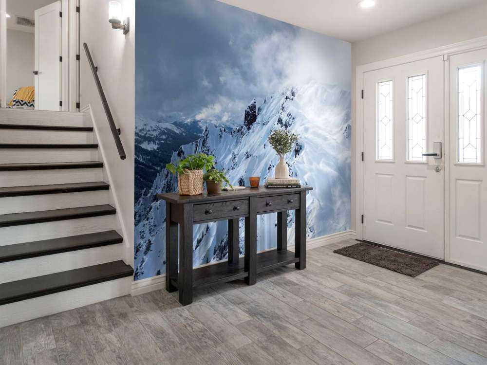 Traces profondes dans une pente enneigée silencieuse.