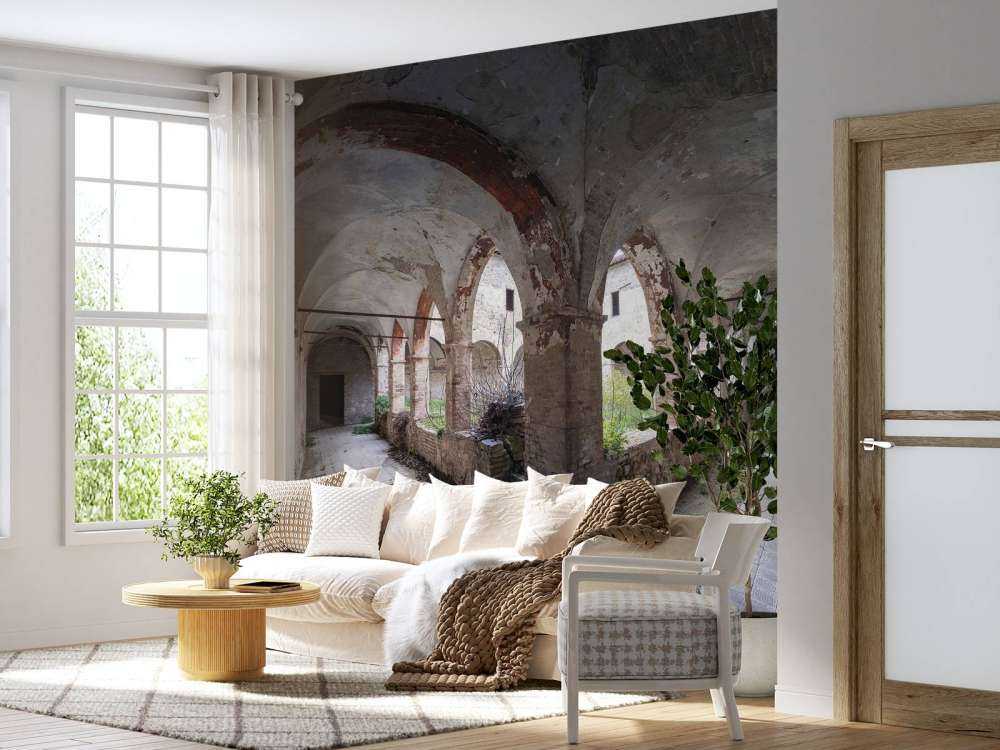 Couloir de monastère abandonné en décomposition