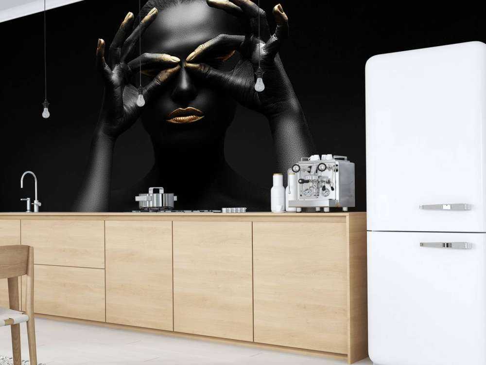 Femme peinte en noir