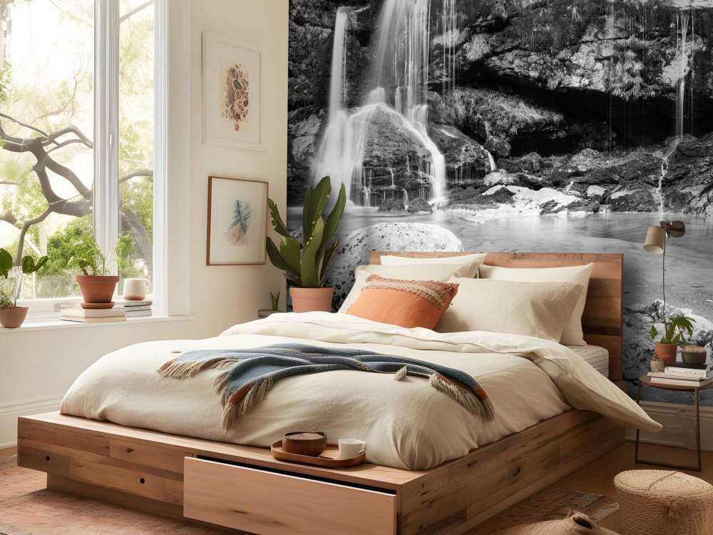 Chute d'eau au-dessus d'un mur de pierre