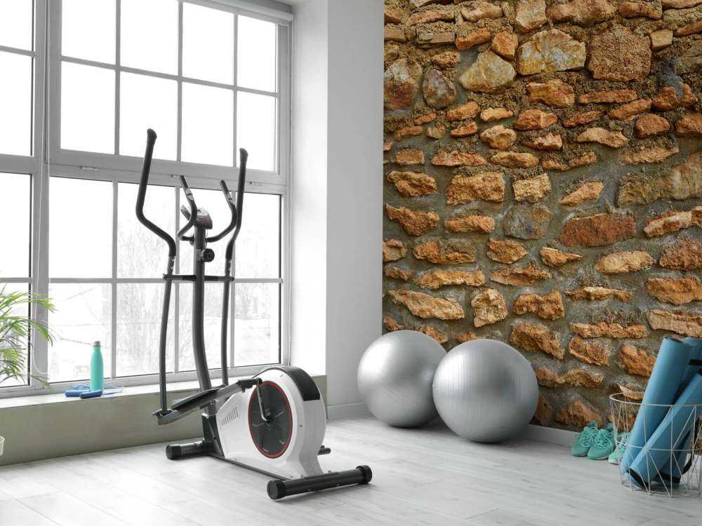 Grand mur avec des pierres brutes de différentes tailles