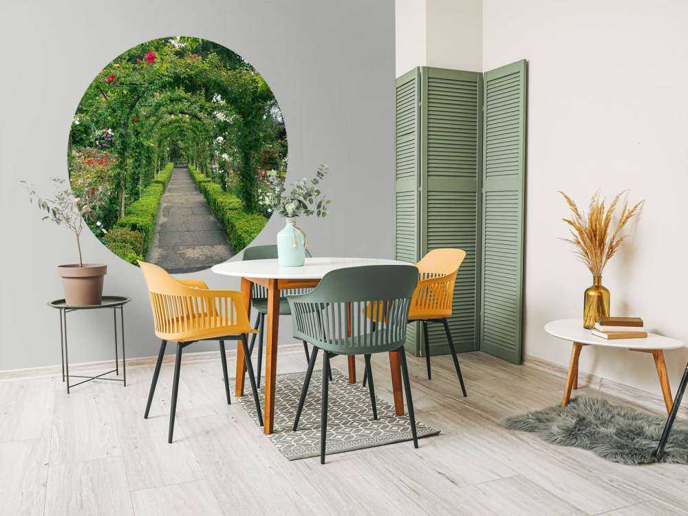 Chemin à travers la roseraie