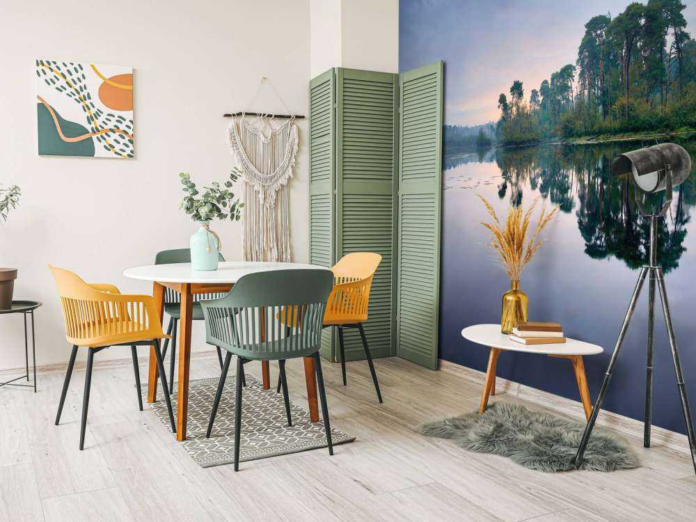 Reflets de la forêt dans l'eau au soleil levant