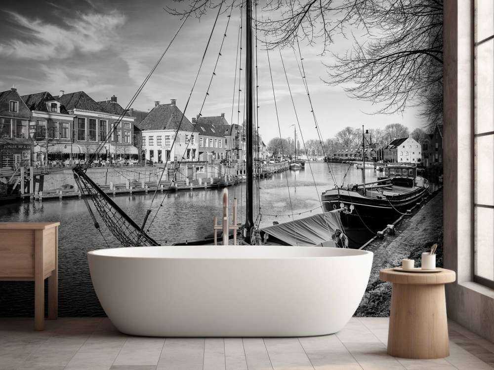 Cargos historiques amarrés à Dokkum Friesland 