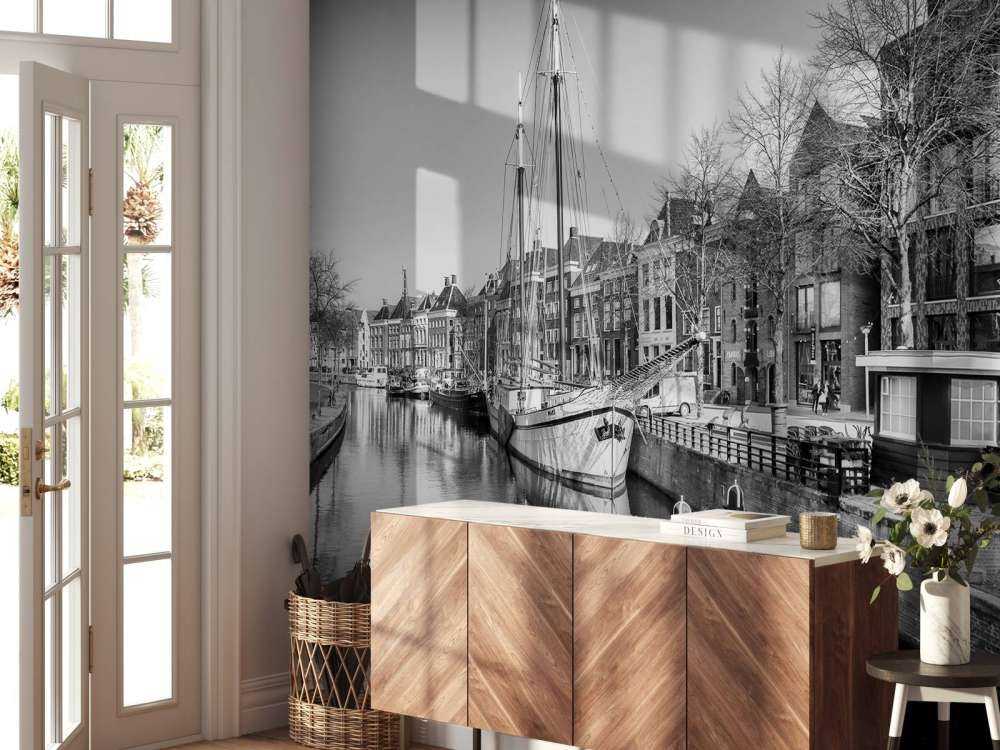 Navire historique situé sur la rivière A à Groningen En noir et blanc 