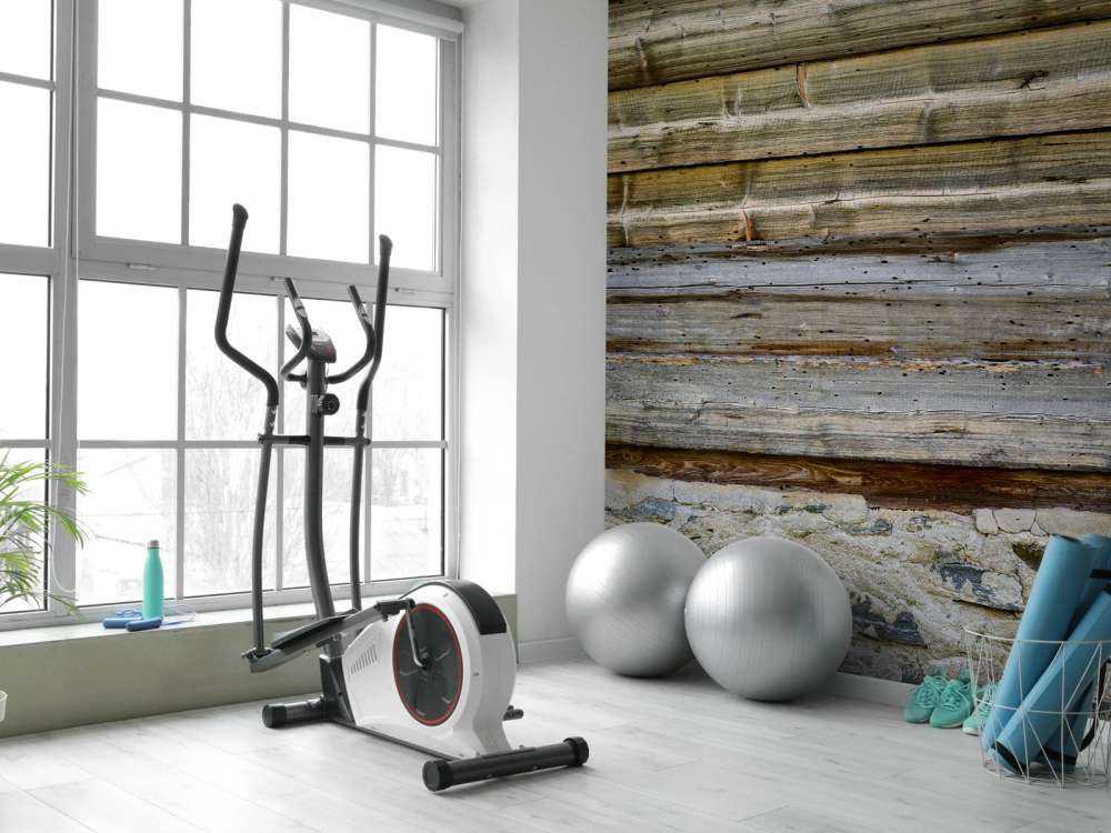 Bois vieilli sur un mur de pierre