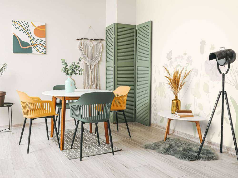 Champ de fleurs avec papillons beige et vieux rose