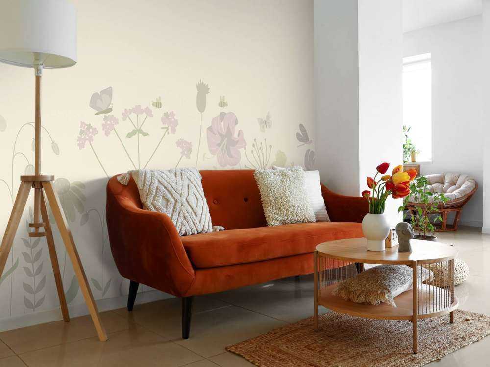 Champ de fleurs avec papillons beige et vieux rose