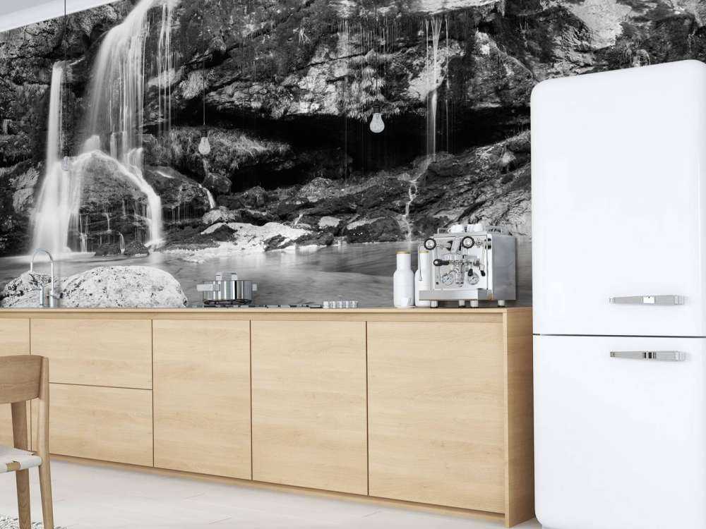 Chute d'eau au-dessus d'un mur de pierre